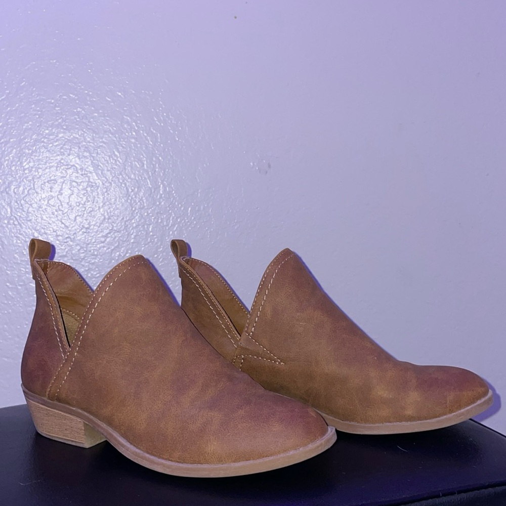 Short booties, comfy and cute color!